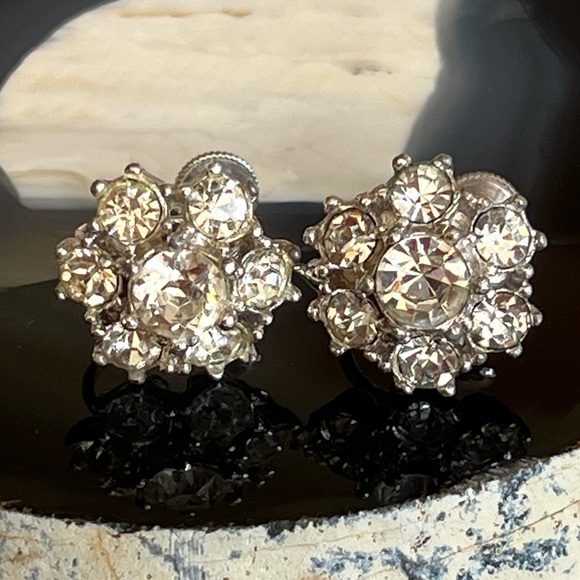 Vintage rhinestone earrings.  Clusters.  Screw backs for non pierced wears. - Picture 8 of 15